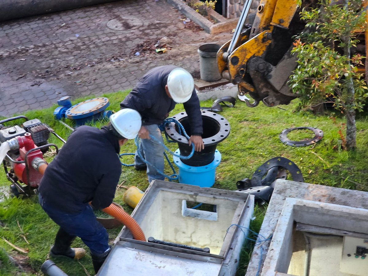 ETAPAOficial's tweet photo. Avance de trabajos | Desde las 02:00 de esta jornada, iniciamos el mantenimiento programado de la reserva de agua potable Cruz Verde.

📍 Acciones en marcha:
✅ Desmontaje de accesorios

@czamoramatute 
@MunicipioCuenca https://t.co/B32gsass6T