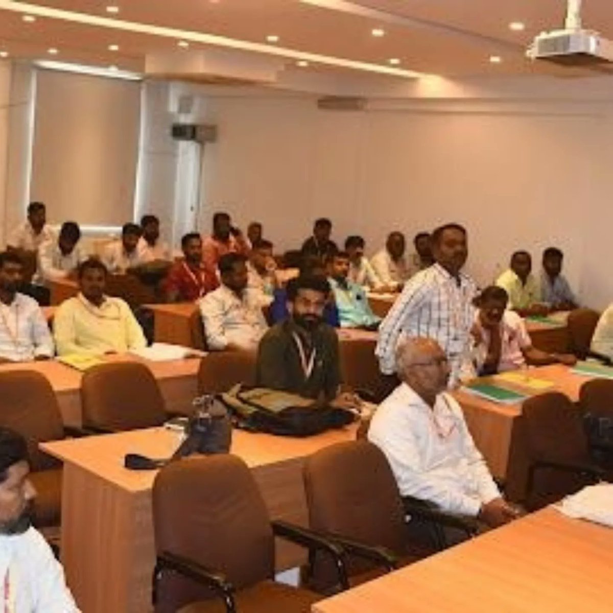 beyondcarlton's tweet image. 63 BESCOM linemen &amp;amp; 1 linewoman attended a workshop by BEYOND CARLTON &amp;amp; Mahabodhi Burns Center, supported by TD Power Systems.

Key focus: Safety practices, teamwork, &amp;amp; emergency response to prevent electric burns.

@NammaBESCOM @KarFireDept