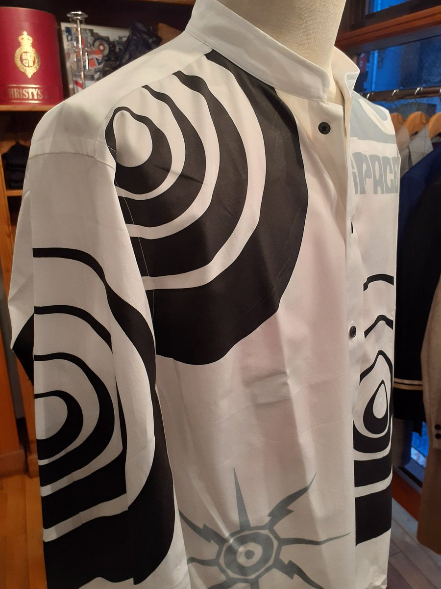 mudrone's tweet image. プリント位置は完全ランダムですが…
黒グルグルが絶妙に配置されてまんねん