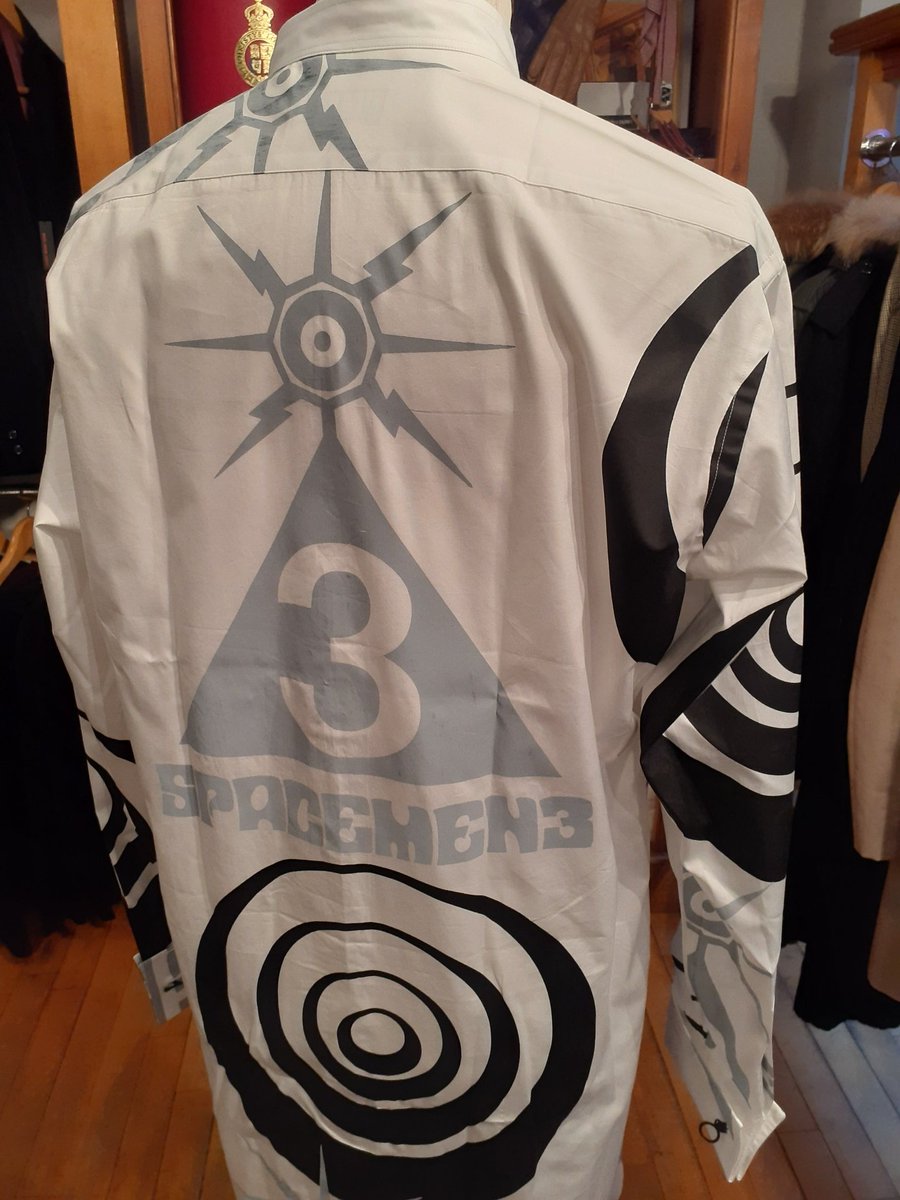 mudrone's tweet image. プリント位置は完全ランダムですが…
黒グルグルが絶妙に配置されてまんねん