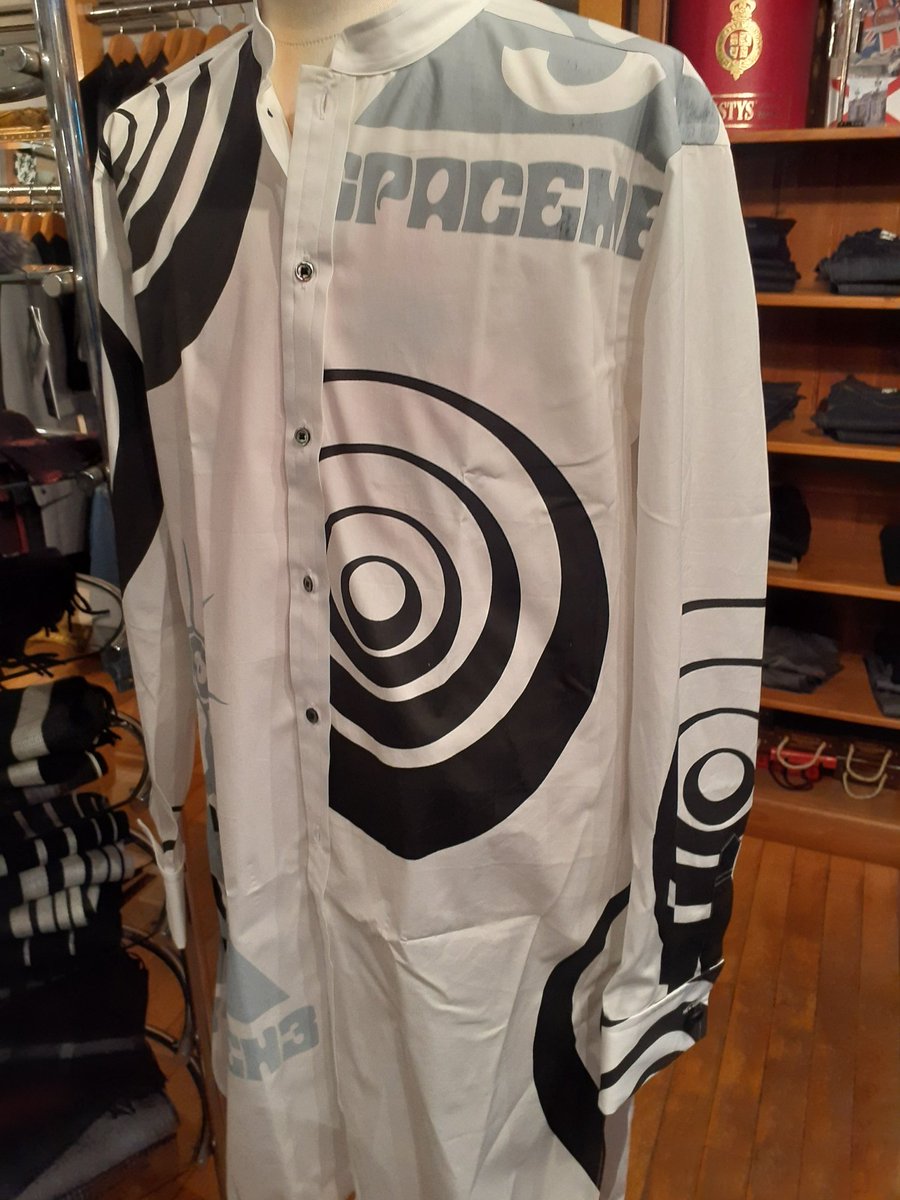 mudrone's tweet image. プリント位置は完全ランダムですが…
黒グルグルが絶妙に配置されてまんねん