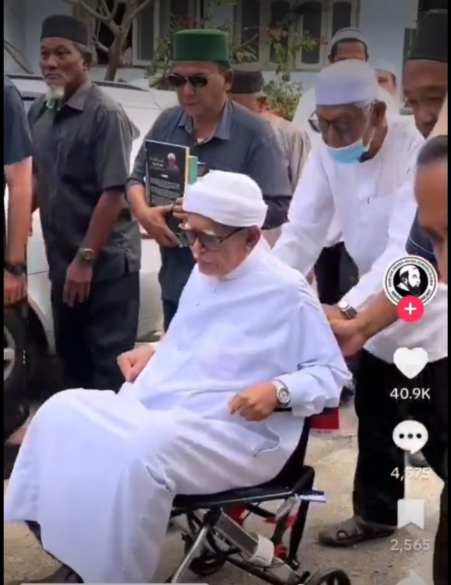 TokPerak8's tweet photo. Dah elok elok ada PM yang boleh lari laju dan bijakasana nak juga PM berkerusi roda https://t.co/Pz7yxYl6jz