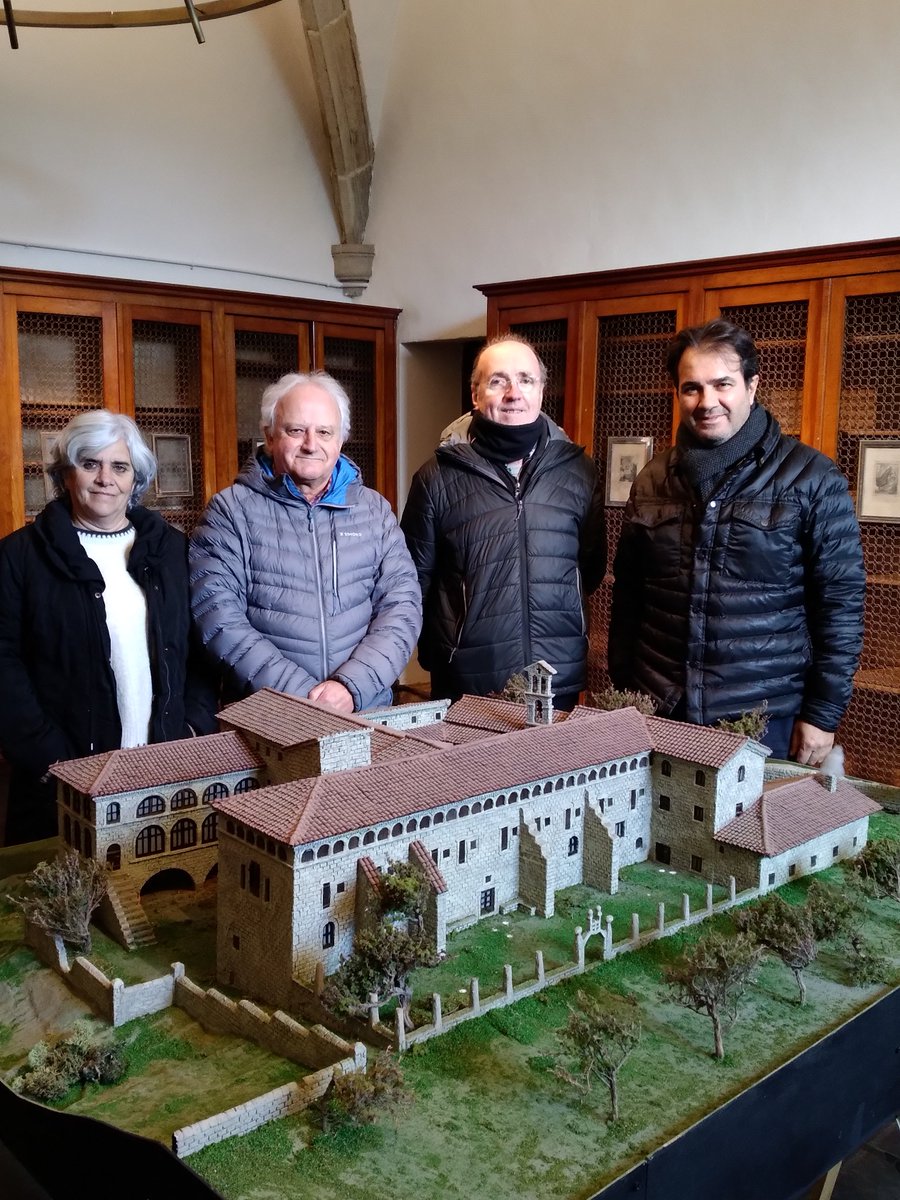 Lliuren a Sant Tomàs una maqueta del monestir de Riudeperes. Es tracta d'una obra del pessebrista Joan Segalés que ha cedit a l'entitat i que reprodueix fidelment aquest edifici històric. Moltes gràcies Joan per la feina tant fina que feu!
santtomas.cat/lliuren-a-sant…