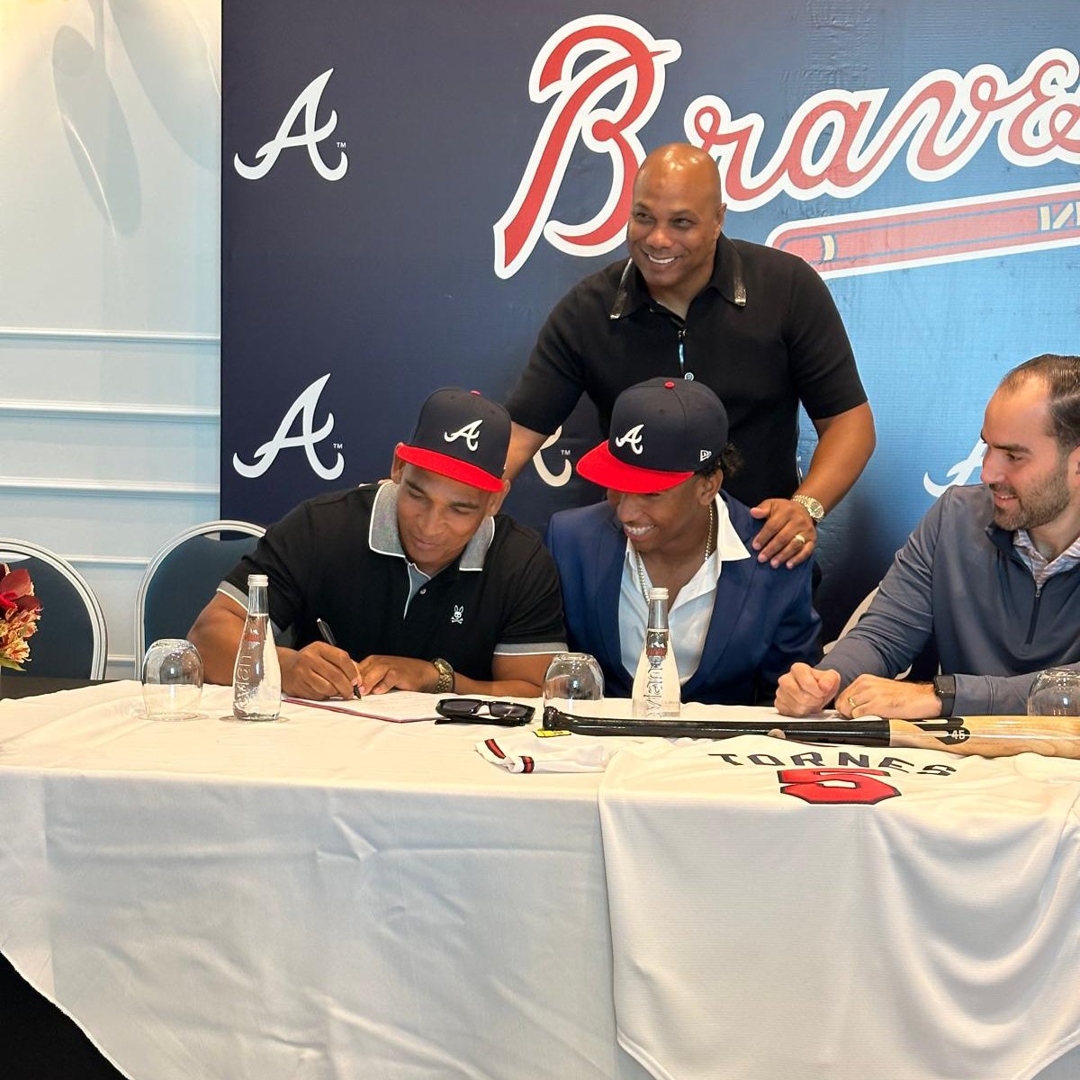 Cuban outfielder Diego Tornes (16) has officially signed with the Atlanta Braves. 

Bonus deal: $2,500,000. 

Trained by Alex Sanchez Academy, Tornes left Cuba in 2021 at the age of 13. A switch-hitter with power from both sides of the plate. Five-tool player.