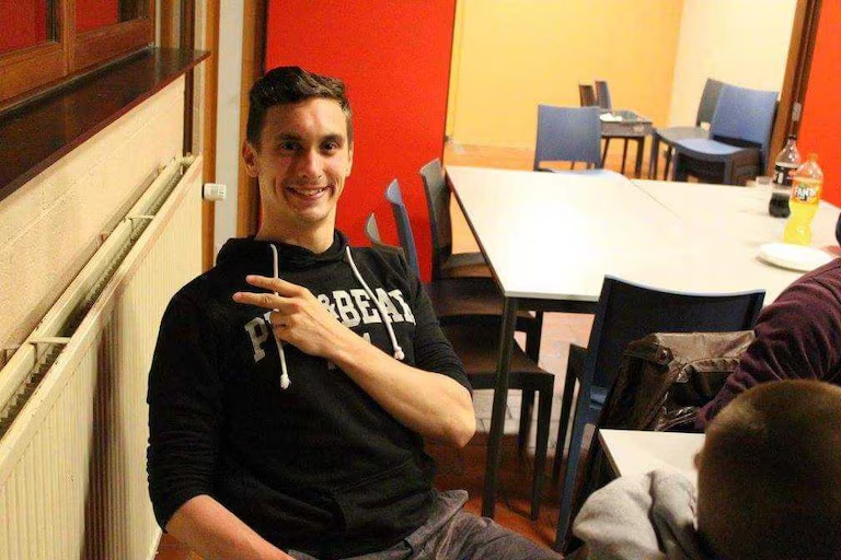 F_Desouche's tweet photo. Bruxelles : Indy, un homme autiste, a été sauvagement agressé par 7 jeunes. Ils lui ont sectionné le doigt en le coinçant dans une roue de vélo.
 https://t.co/NcCrUXL294 https://t.co/fNGIMjSlht