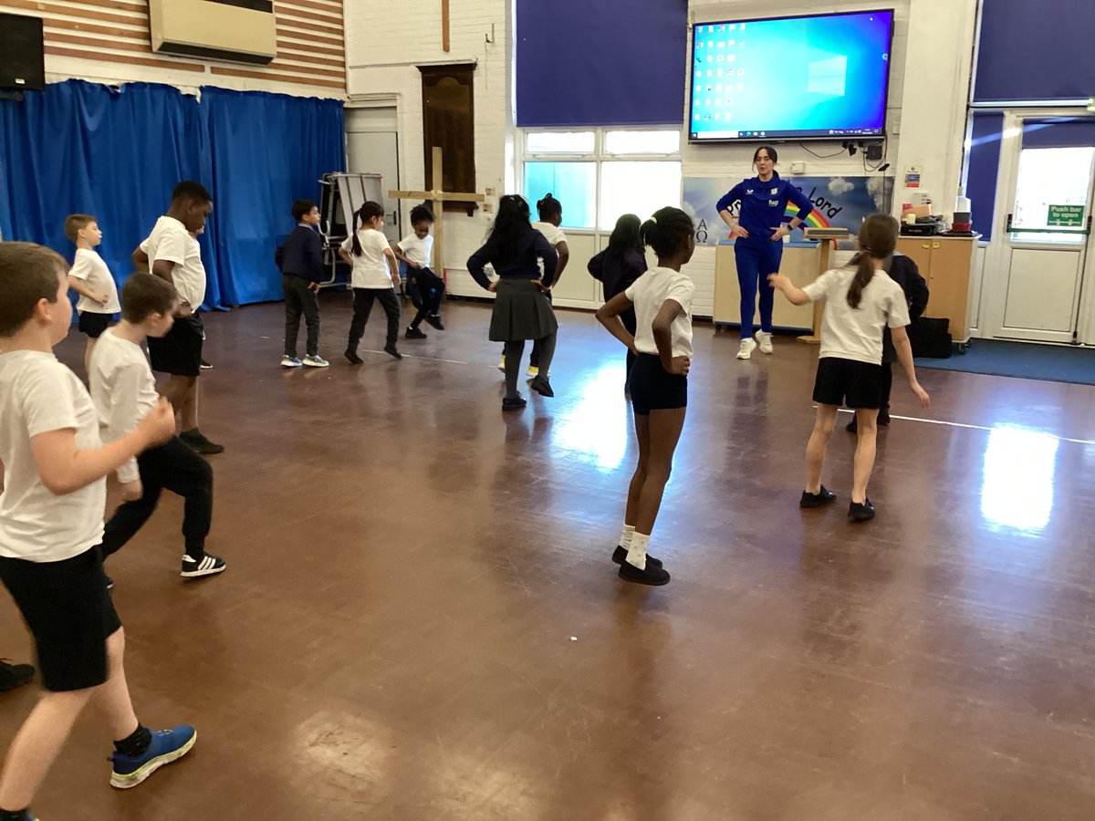 sss_year3's tweet photo. We have been enjoying our 'dance around the world' lessons taught by PNE. Today we learnt about Bhangra dancing from India. #ssspe https://t.co/MXLeF6OREt