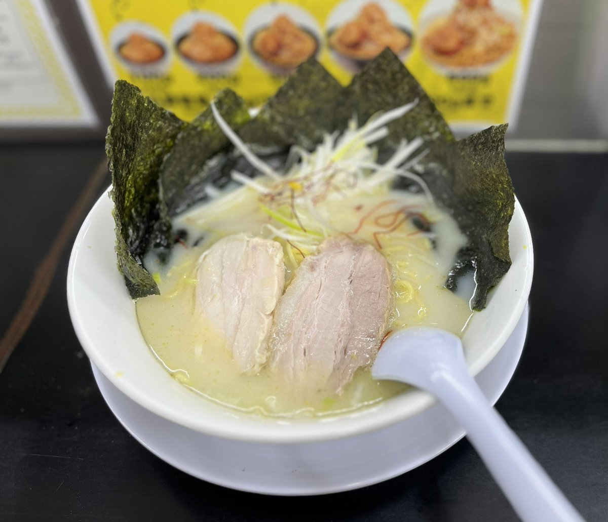 Y9k8D's tweet photo. 東方神起思い出の
「ゆず塩ラーメン」行ってきました
ゆず塩ラーメン1200円
海苔は100円でトッピング
5枚も付いてました😅
チャーシューも
鶏肉のチャーシューで
身体も暖まって
美味しく頂きました👍

#ゆず塩ラーメン
#ぎょうてん屋町田店 https://t.co/2cwxVqJzuf