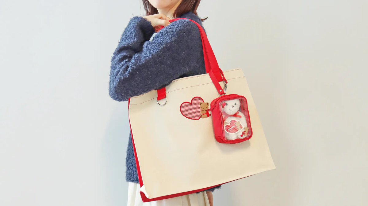 ファミリアが完全におたくを狙ってきてるトートバッグにクリアポーチも