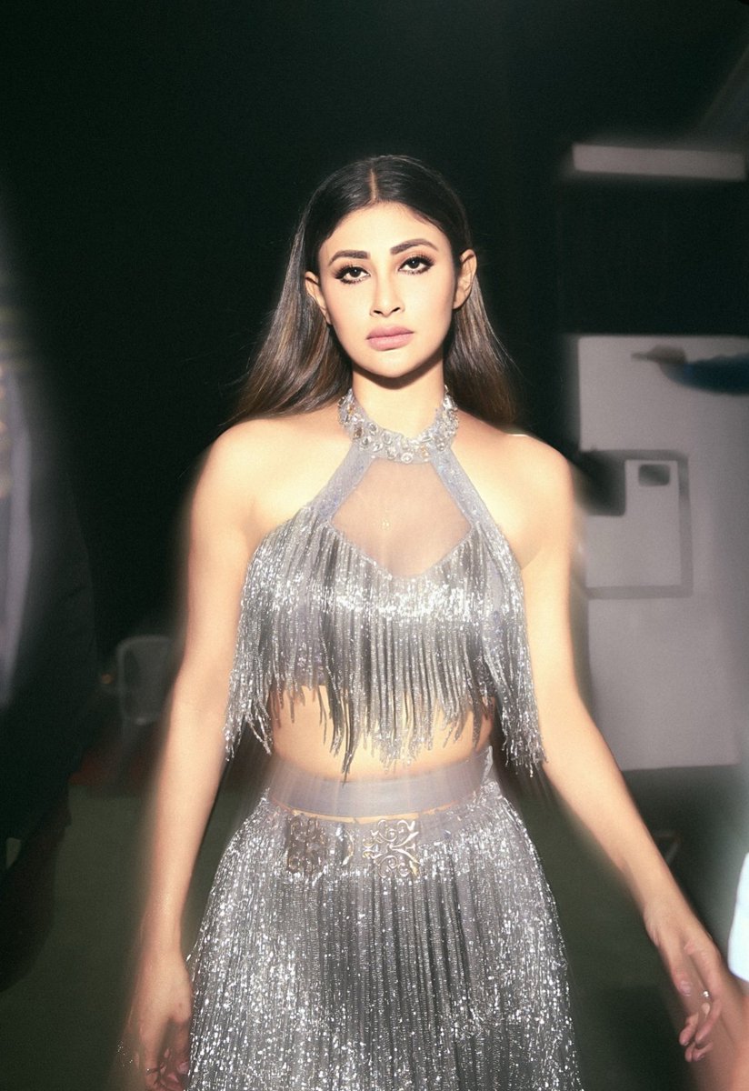 CircleBollywood's tweet image. Minute before going on stage #Dance #dancechallenge 

#mouniroy #celeb