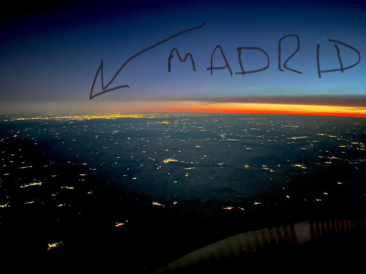 MarkGrigg's tweet image. Evening flight to Madrid 🇪🇸 and back and a lovely sunset. #pilotview 😎