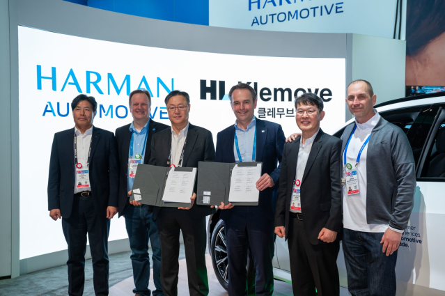 Kumar_Vin0d's tweet photo. We are thrilled to announce a new collaboration with @HL Klemove, recognized with a signing ceremony today at #CES2025! This partnership aims to deliver innovative in-cabin and driving experiences by integrating the best of cockpit and... #HARMANemployee https://t.co/OZA0t3qL6x https://t.co/FQxULohBPW
