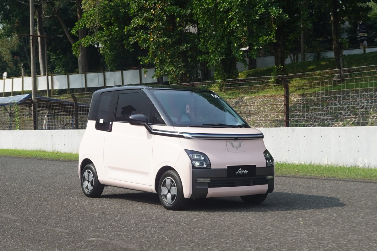 WulingMotorsID's tweet image. Beda cerita kalau bapak-bapaknya naik mobil Air ev, mau disuruh anter-anter istri ke mall ataupun pasar ya no worries. Soalnya #Airev punya body compact, jadi bisa tuh parkir di spot sempit dan di jalanan kecil

#WulingMotors #DriveForABetterLife