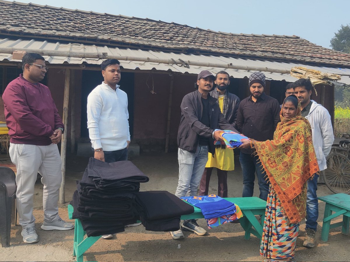 helpinghandsjh's tweet photo. हेल्पिंग हैंड्स संस्था ने कोठरी गांव, मदनसही, के ग्रामीणों में जरूरतमंद लोगों के बीच कंबल वितरण किया। संस्था साहिबगंज के ग्रामीण क्षेत्रों में विशेष रूप से काम कर रही हैं। संस्था के संयोजकों ने शहरवासियों को सहयोग एवं योगदान हेतु साधुवाद साझा किया। 
#helpinghandsjh https://t.co/xz0PoJy1sI