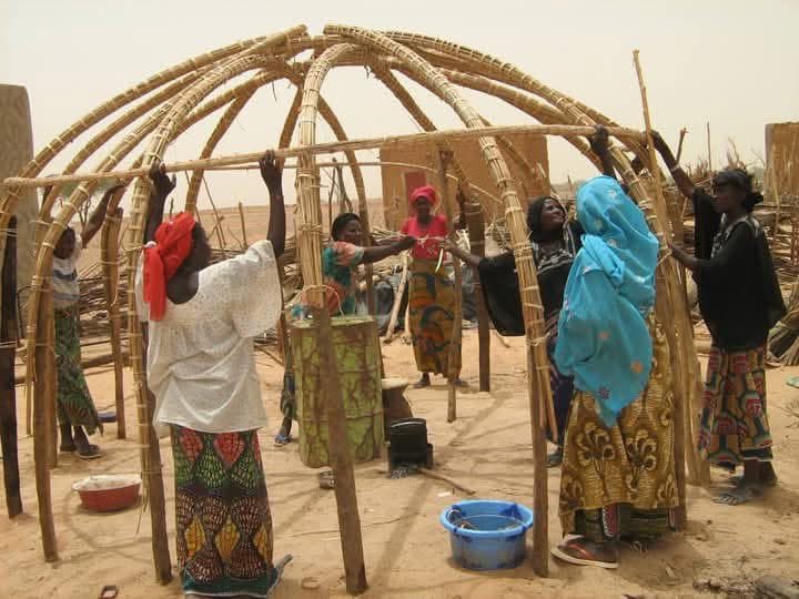 Obianou's tweet photo. Chez les #Touaregs la tente appartient à la femme. Analysez tous les efforts fournis par les femmes pour se doter d'une case avec toute sa technologie. 1/2 https://t.co/OWodUpI3CQ