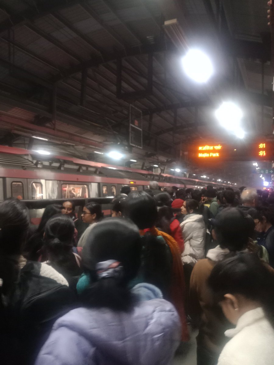 Total chaos along the pink line #DelhiMetro <a href="/OfficialDMRC/">Delhi Metro Rail Corporation</a>