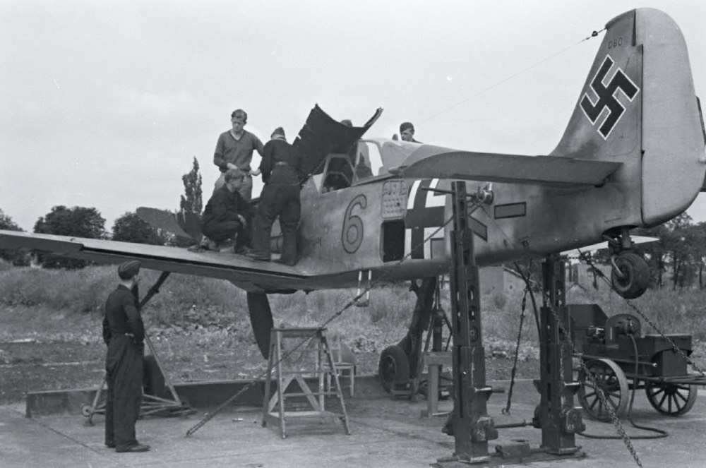 Atellani's tweet photo. Adjusting the weapons of a Focke-Wulf Fw-190 belonging to Jagdfliegerschule 5. Fort du Haut Buc, France, 1942. This Fw-190 was destroyed in August 1942
๐ฅGERMAN AIRCRAFT VIDEOS:
https://t.co/rEqPWrsPMs
#Luftwaffe #FockeWulf #WWII #Colorizedhistory #France https://t.co/KwbVOlEpig
