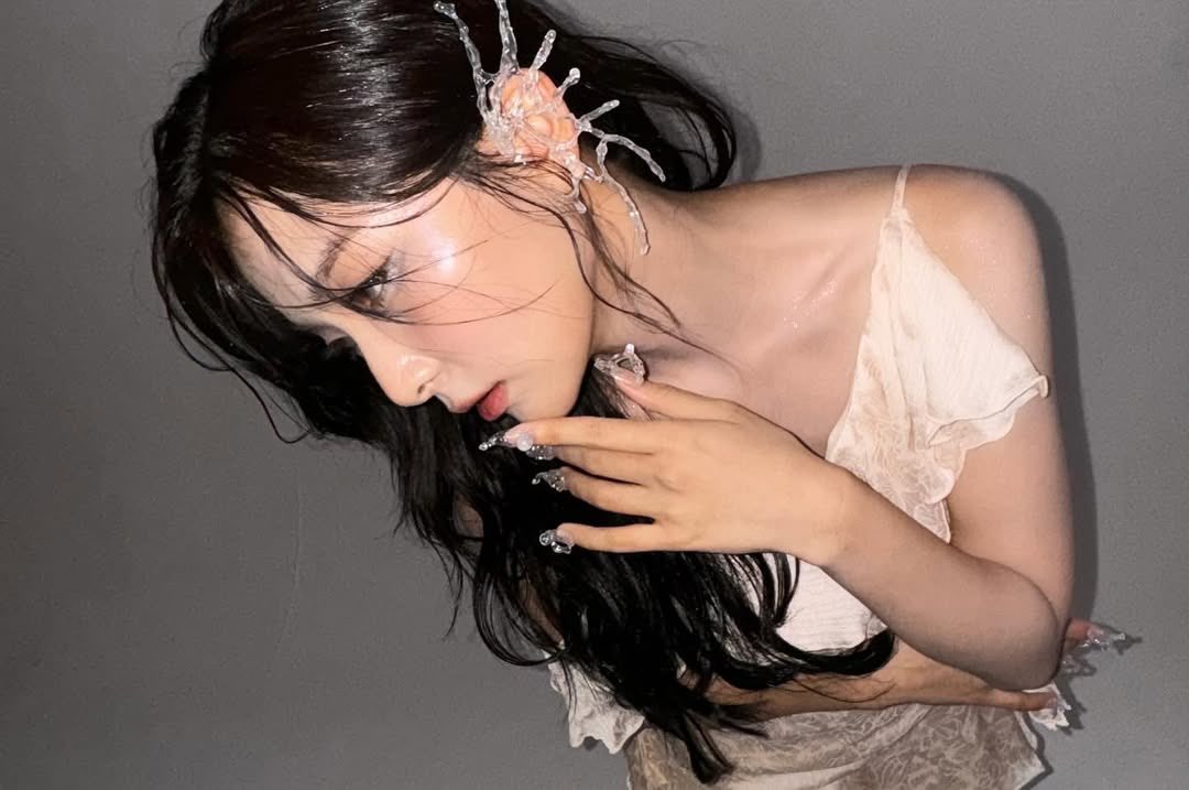 siulgi's tweet photo. The night sparkles in whispers, then I become a vision of light—draped in elegance, kissed by glitter, and adorned in stories untold. The accessories tell tales of distant galaxies, and my makeup reflects the mystery of the night! Every detail is a universe of its own. https://t.co/8j1RBvbf28