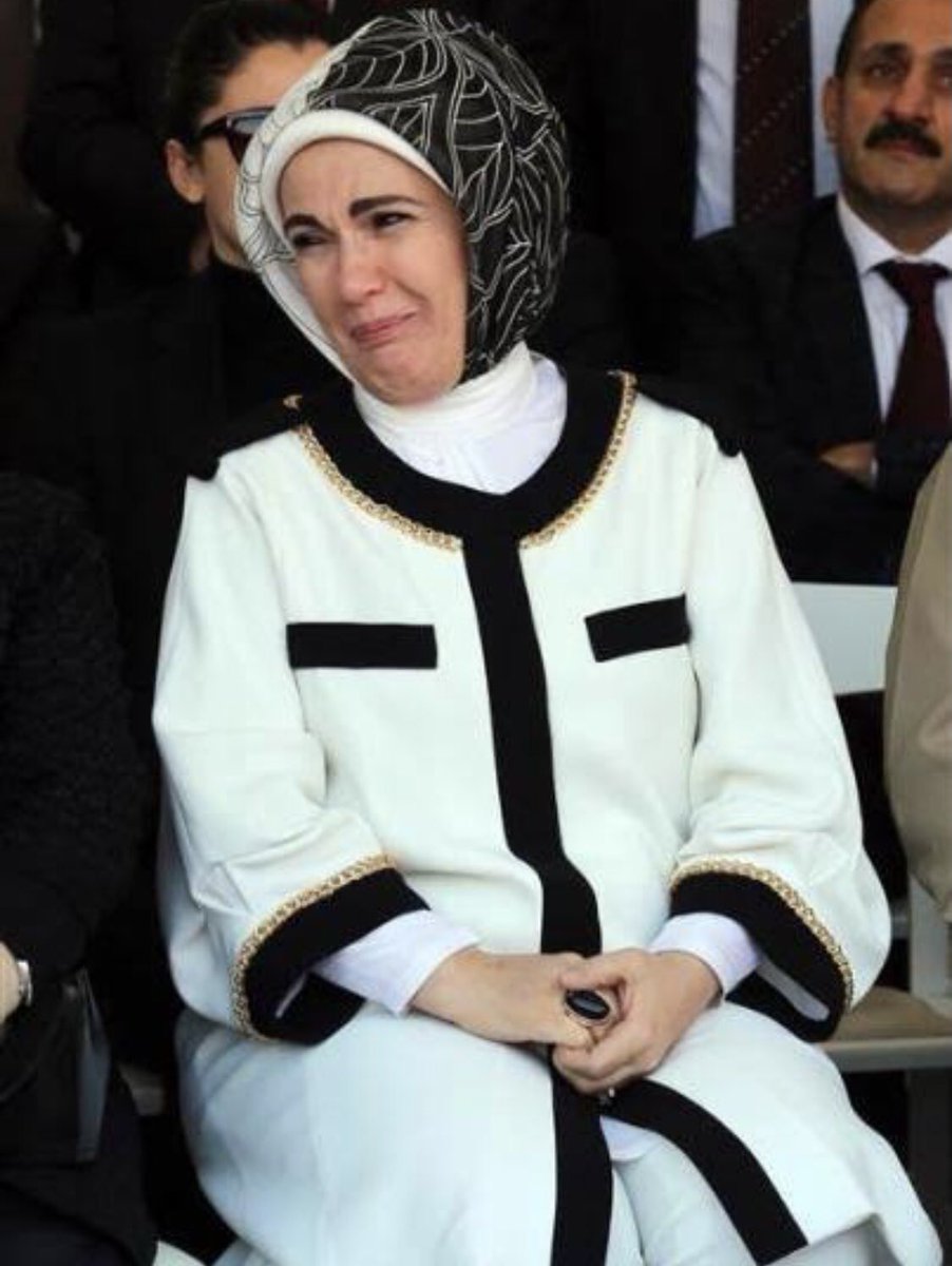 KaptanAlpoo's tweet photo. Memur maaşı alan bir , Eş Emine Erdoğan , nasıl oluyor da  Loss Angeles'den  47 milyon Dolar$'a ev alıyor ? https://t.co/LGFo89vh86