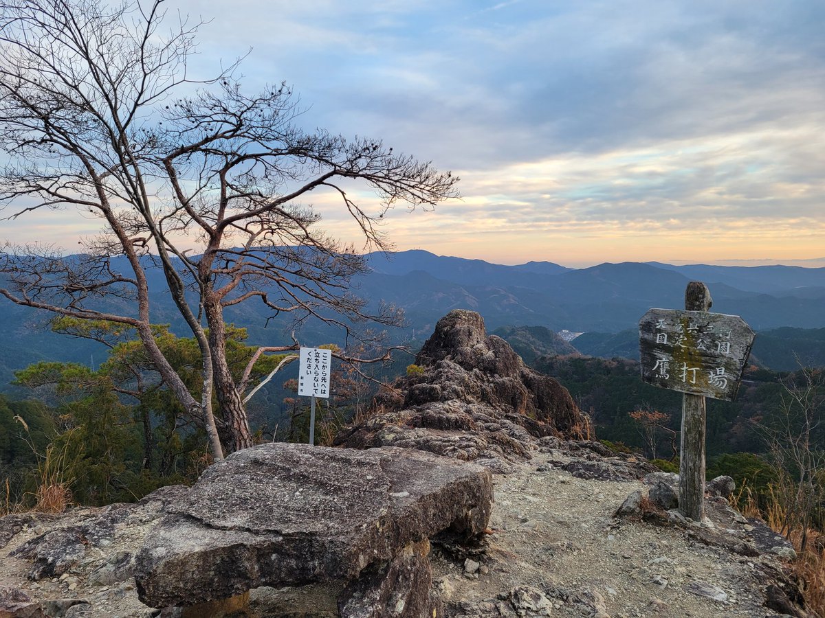 kazeabiru's tweet photo. 宇連山、鳳来寺山周回
クリスマスに登ったのでスライドは0名
相変わらず奥三河の山は山深くて雄大だ https://t.co/3y75m0EsWy