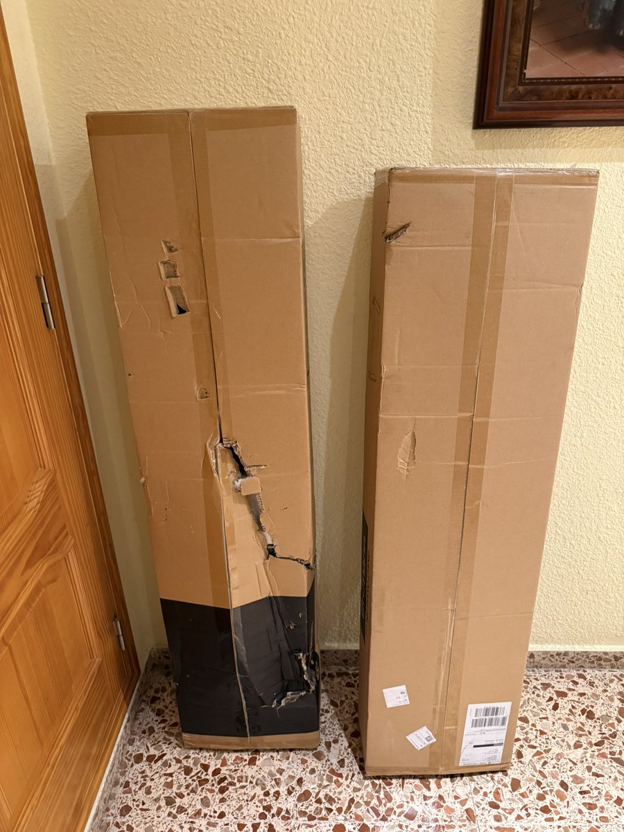 algadux's tweet photo. @DHLGlobal Gracias @DHLGlobal !! Al final lo tenía un vecino, pero me parece que el transportista debería haber indicado que se ha depositado en el vecino con puerta número… así evitaríamos sustos. Por cierto… las condiciones de la caja parecen haber pasado por una guerra, suerte funciona https://t.co/8pqCn3dc5T