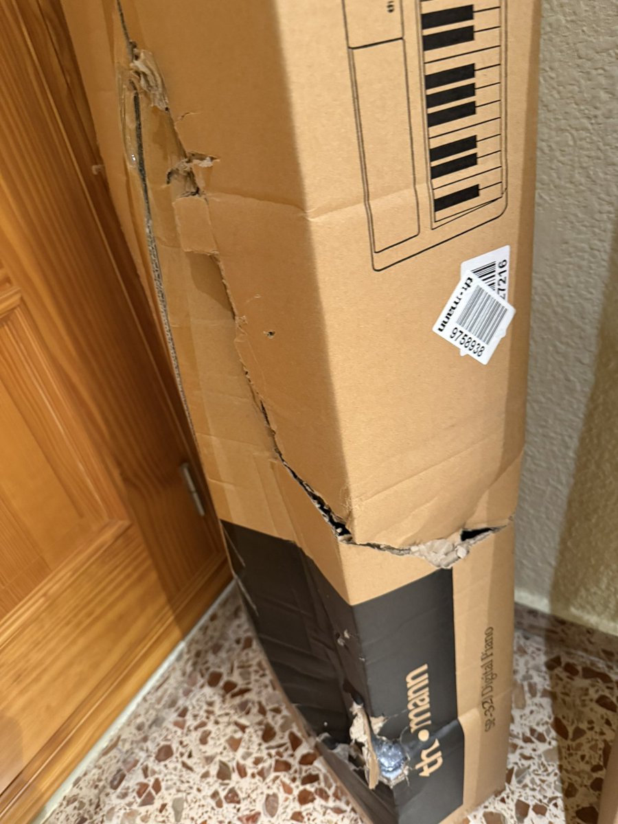 algadux's tweet photo. @DHLGlobal Gracias @DHLGlobal !! Al final lo tenía un vecino, pero me parece que el transportista debería haber indicado que se ha depositado en el vecino con puerta número… así evitaríamos sustos. Por cierto… las condiciones de la caja parecen haber pasado por una guerra, suerte funciona https://t.co/8pqCn3dc5T