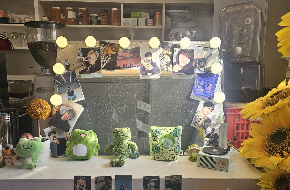 hyemster0514's tweet photo. 🐸25 형원 생카💚
📍 틈이있는곳

올해는 일정 상 생카를 많이 못 돌아서
고민하다가 이 곳으로 결정!! 
카페 구석구석 컨셉에 맞춰서 예쁘게 잘 꾸며져있어서 좋았다🥰
럭드랑 트래카를 겹쳐서 안 보이게 만들어주시는 센스👍👍

#HBDtoHYUNGWON
#다정함이내린겨울_형원데이
#에이치원_분위기_띄워 https://t.co/jSVhE22pBa