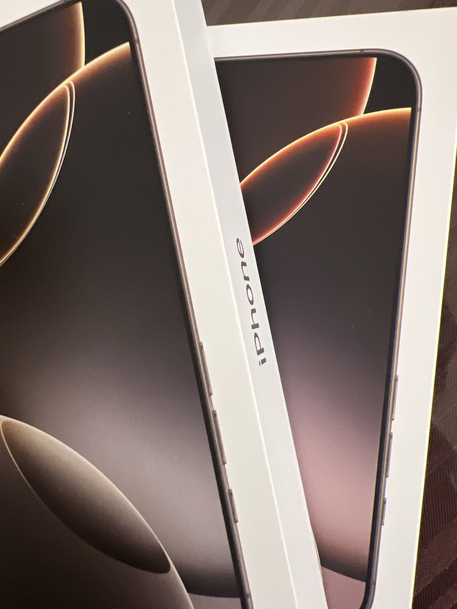 hiro08891's tweet image. 妻様と一緒に機種変
するんだ！！

新SiMも同封されるんだね

#iPhone
#16Pro