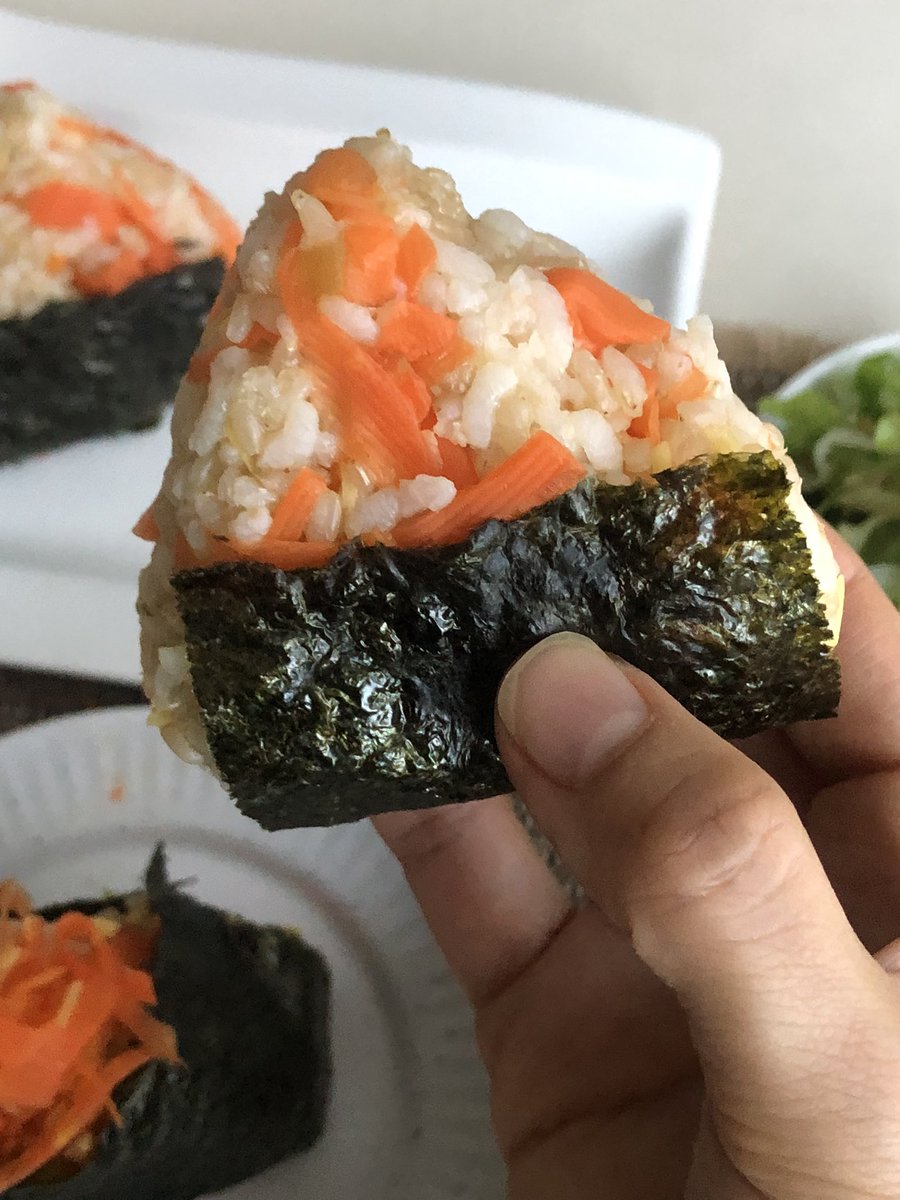 junggourmet's tweet photo. 당근 생강 주먹밥🍙

제철 맞아 달달한 당근과 우아한 생강향의 
겨울 주먹밥이에요.🥕🫚

- 당근 채 썰어서 소금 1/2t 넣고 버무린 뒤 전자렌지 90초
- 생강 한 조각, 단무지 잘게 썰어서 식초 1T 참기름1t 넣고 당근이랑 버무림
- 밥에 당근 적당히 ���고 주먹밥 꾹꾹

뜨끈한 미소된장국과 함께🍲 https://t.co/07ggmU12M6