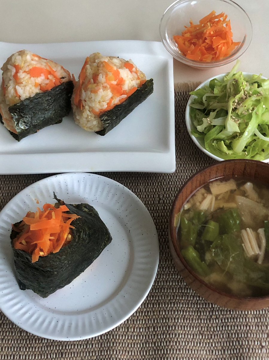 junggourmet's tweet photo. 당근 생강 주먹밥🍙

제철 맞아 달달한 당근과 우아한 생강향의 
겨울 주먹밥이에요.🥕🫚

- 당근 채 썰어서 소금 1/2t 넣고 버무린 뒤 전자렌지 90초
- 생강 한 조각, 단무지 잘게 썰어서 식초 1T 참기름1t 넣고 당근이랑 버무림
- 밥에 당근 적당히 ���고 주먹밥 꾹꾹

뜨끈한 미소된장국과 함께🍲 https://t.co/07ggmU12M6
