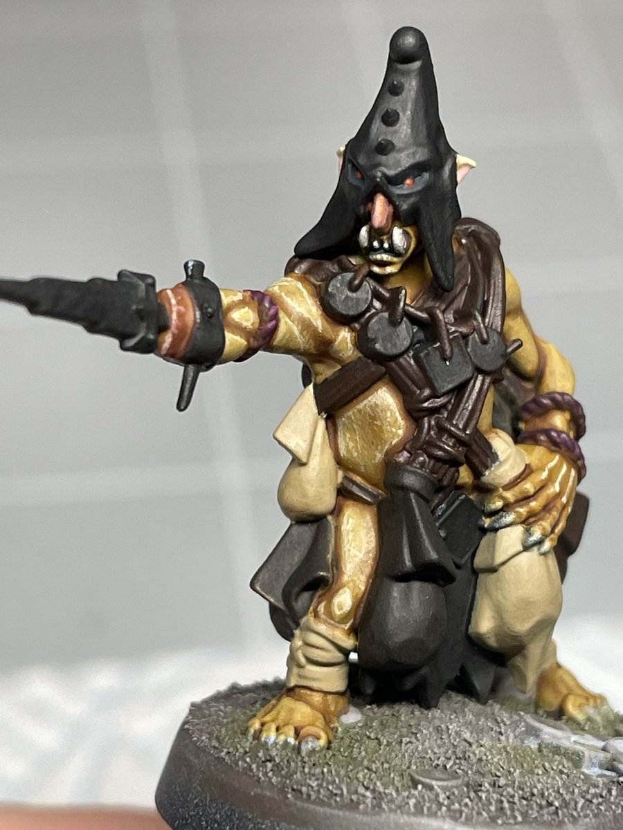 v early wip, will defo need to glaze back the skin highlights but struggling with pushing by this phase 🙃

#WarhammerCommunity