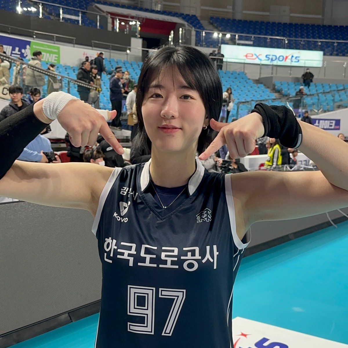 7승 팡팡 축축 💙💙💙💙💙💙💙
계속 5세트 가서 힘들 텐데도 잘 버텨줘서 고마울 뿐이야 자책 절대 금지 👊🏻 충분히 잘해줬다 우리 에이스!!!!!!!