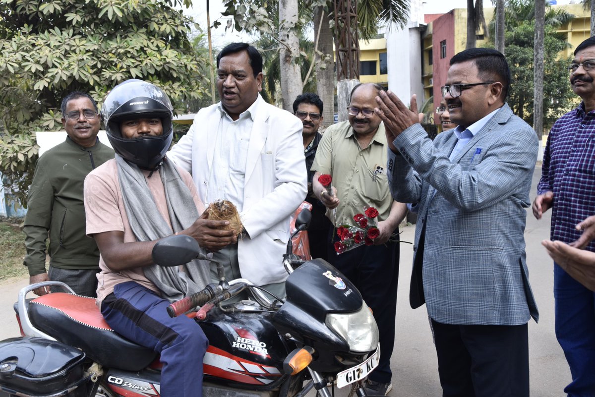 BastarDistrict's tweet image. #Bastar कमिश्नर श्री डोमन सिंह ने हेलमेट पहनने वाले जागरूक नागरिकों को गुलाब, शॉल और श्रीफल देकर सम्मानित किया। 
जागरूकता और सुरक्षा का यह अनोखा संदेश हर व्यक्ति तक पहुंचाएं।
 🌟 #HelmetSafety #RoadAwareness