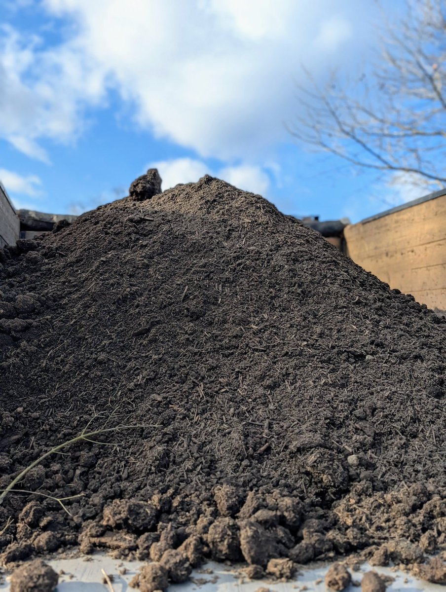MarthaStewart's tweet photo. What exactly is compost? Why is it good for the gardens? How is it made? And how is it different from mulch? Learn all these answers on today’s https://t.co/rZ2hRP2aRQ. https://t.co/Jl0OpYw4dz