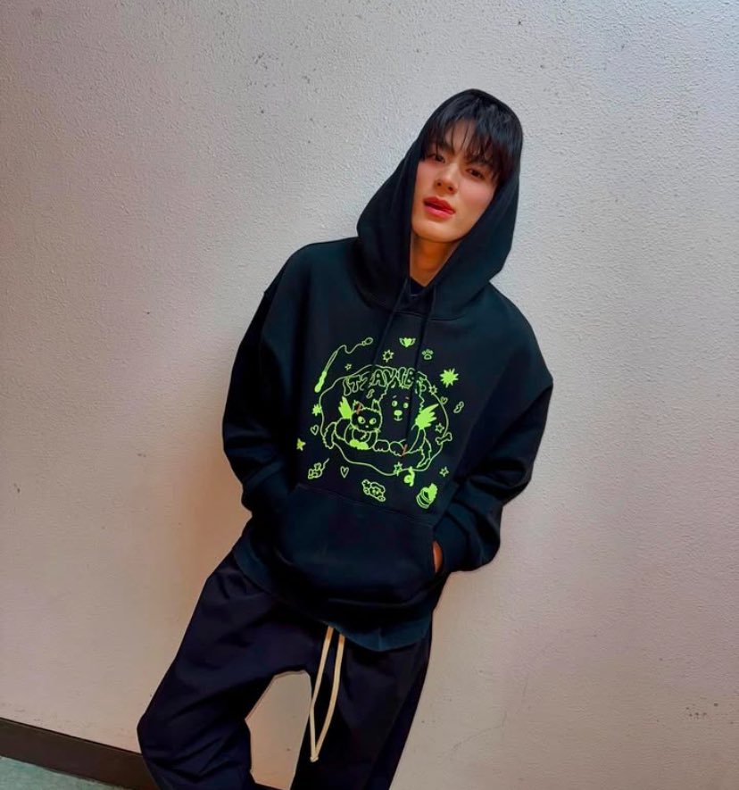 citerebi's tweet photo. jeno wearing ITZAVIBE CAT&amp;DOG in SWEET HOME HOODIE 🐱🐶 https://t.co/AkmrTge8HH