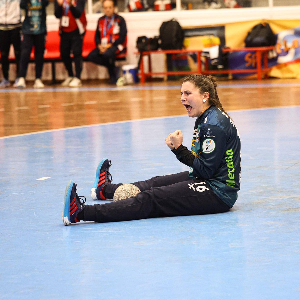 ArenaHandballT's tweet photo. 🔝 ¡@Miriaam11, referente del #BalonmanoPlaya  y parte de las #GuerrerasArena 🇪🇸, alcanza los 2⃣0⃣0⃣ partidos en la #LigaGuerrerasIberdrola!

👏 ¡Enhorabuena, portera!

#Balonmano #SheLovesHandball https://t.co/O32k0gfBXa