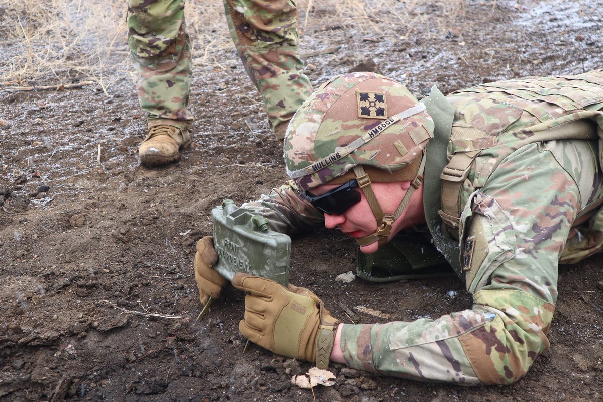 USArmyWHC's tweet photo. #WarfightingWednesdays 

💥 Precision, strategy, and teamwork! 💥

@4thInfDiv #Soldiers assigned to the @Warrior4ID sharpened their battlefield skills during claymore range training. 

#Readiness #SoldierLethality #AlwaysLethal #ArmyTeam @USArmy https://t.co/T1N1eWhr4r