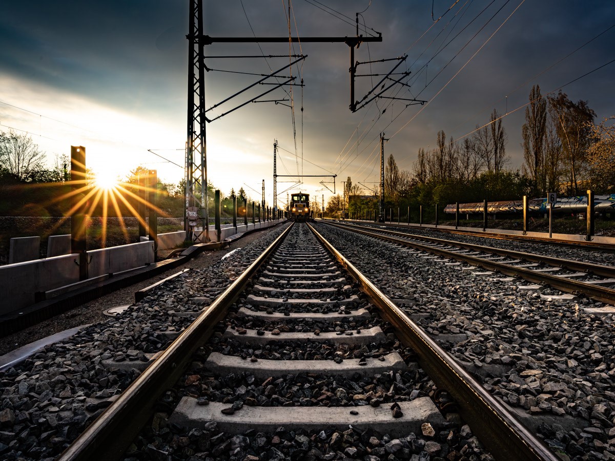 suhodb's tweet photo. Manchmal braucht es etwas Sonne ☀️ am Horizont, besonders an solch regnerischen Tagen wie heute: hier in Halle (Saale). Infos zu den Bauarbeiten unter https://t.co/YLqwkEw7yZ.

📸 DB AG/Jörn Daberkow

#teamdeutschebahn #dbinfragosuedost #starkeschiene #FotodesMonats https://t.co/jgnYols2o6