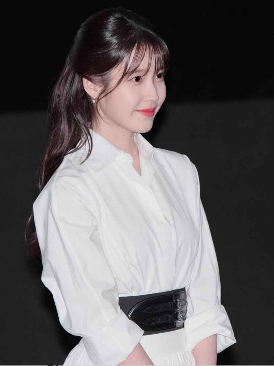 IU_love1230's tweet photo. 반묶음 한 지은언니가 넘나 이뻐.. https://t.co/mib8wYPy9l
