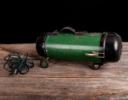 Uit het plakboek van het Museum van Zuilen...
Utrechts Nieuwsblad 15 januari 1934
Huurt U een stofzuiger? Nu dan doet U dom, 60 cent per week Uw eigendom. Inlichtingen Geluksman, Wattlaan 7 Elinkwijk.
#Zuilen #utrecht #Werkspoor #Demka #Museum #Geschiedenis #Gratis #Welkom