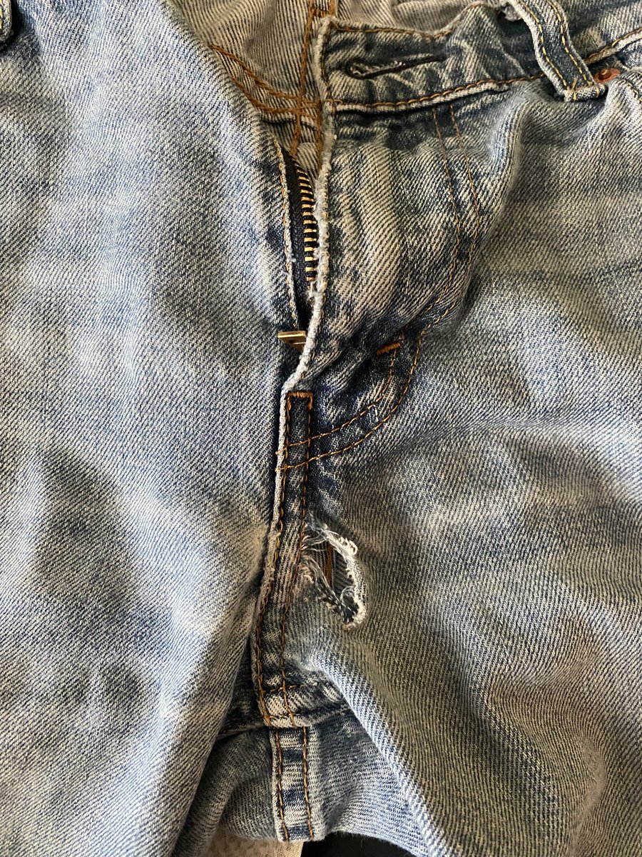potter_pub's tweet photo. @LEVIS 
Why do all my Levi’s  rip in the same spot .  6 pairs all the same ✌🏼 https://t.co/lw1Zu6zdV7