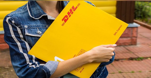 djthierryandre's tweet photo. DHL Express Schweiz entscheidet sich für Oracle Autonomous Database, um täglich rund 50’000 Pakete und mehr als eine Million damit verbundene Transaktionen zu verarbeiten. Moneycab hat die Story 👉 https://t.co/jDH7ijyojs https://t.co/Ay5TPfYpBF