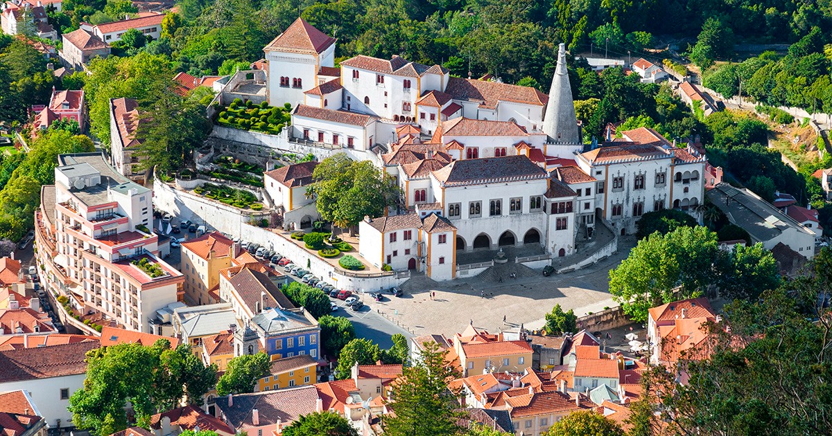#Portugal #Sintra #travel #explore #heritage #dreamdestinations 🇵🇹🏰 Discover Sintra, a village where Nature and Man have combined in such a perfect symbiosis that #UNESCO has granted it World Heritage Site status ➡️ tinyurl.com/5n7nm7fu - In the morning, take a horse-drawn
