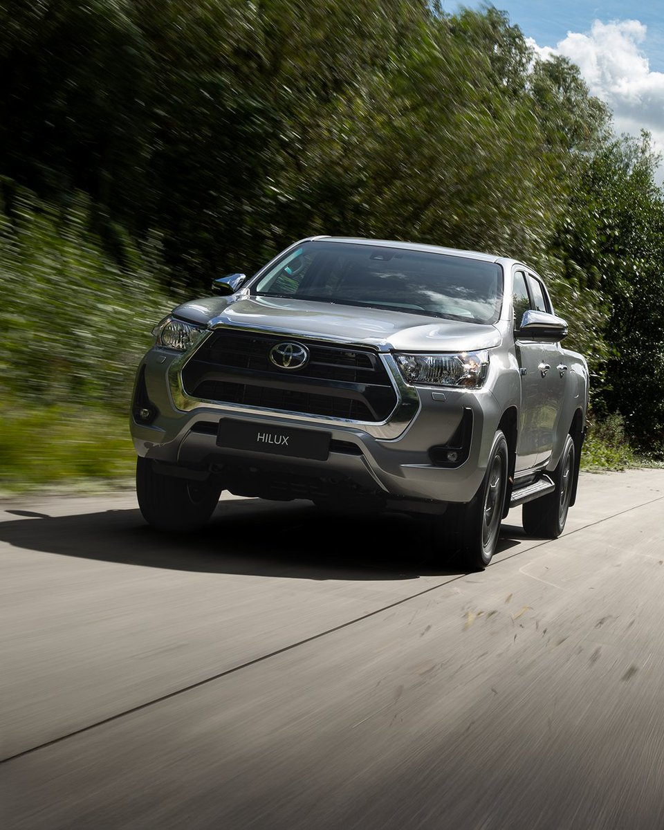 Toyota_Esp's tweet image. ¡Desde #Toyota te presentamos oficialmente nuestro nuevo #Hilux #MildHybrid! 🙌🏻 

Con motor eléctrico 48V, remolca hasta 3,5 T y soporta 1.000 kg 💪🏻

Sus 4 modos de conducción hacen que se pueda adaptar a cualquier terreno 👌🏻. 

Descúbrelo aquí: bit.ly/3Z73xAm