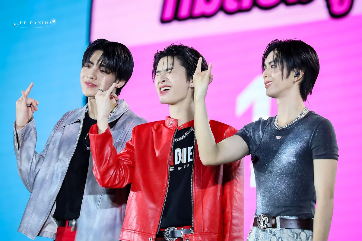 DouBlepee_pat's tweet photo. เดาไม่ยากใครหัวหน้าแก๊งค์🫣😎

#THAIchayano
#PEEMWASU
#COPPERdechawat
#BUS_KnockKnockKnock_SiRacha 
#BUS1stFANCON_KnockKnockKnock
— #Patpanidafilm ♡ https://t.co/RgiMwR8ZhA