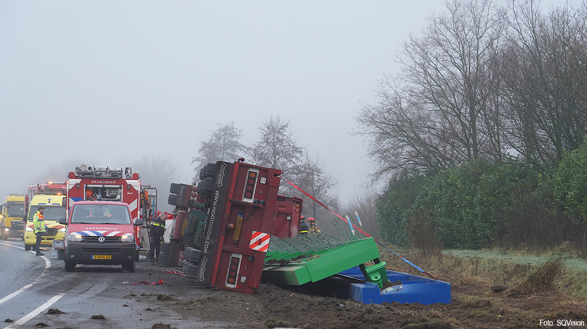Vrachtwagenchauffeur zwaargewond na kantelen vrachtwagen