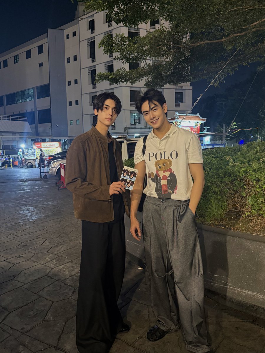 ChenRcj's tweet photo. Fun Fact : รูปมันติดอยู่บนตู้ครับ ใครผ่านไปหยิบได้เลยครับ  #TheHeartKillersEP8 https://t.co/5HQepKd8KQ