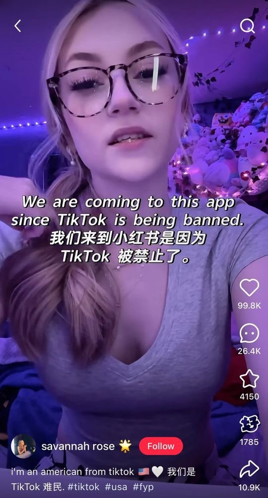alric_lee's tweet photo. TikTokを禁止する法令が1月19日にアメリカで施行されるのを受けて、多くのアメリカ人が「小紅書」に登録しているらしい。その結果、アメリカ人ユーザーが急増し、1月15日時点でAppleのApp Storeランキングでは「小紅書」が1位、「Lemon8」が2位になったそうだ。ロイターによると、「小紅書」はたった2日間で70万人以上の新規ユーザーを獲得したらしい。中国のユーザーたちは、突然アメリカ人が増えたことに驚いているみたい。

アメリカから「小紅書」に来たSavannah Roseさんは、TikTokの禁止はアメリカ政府が言論の自由を奪おうとしているからだと話している。中国についてもっと知りたいとも言っていて、「中国の人たちに迷惑をかけたくない」とも語ったそうだ。彼女の投稿には、政治や宗教、薬物といった話題は避けるようにとか、「一つの中国政策」を守るべきだというコメントが集まっていて、中国の文化やルールに対するアドバイスが多く見られる。

古い民主主義と政治的コミュニケーションはアルゴリズムに敗れつつある。民主主義社会で左派と右派が争う中、テクノロジーが徐々にシステムを支配し始めている。AIとアルゴリズムの時代において、私たちはコミュニケーションと議論の方法を改革しなければならない。
