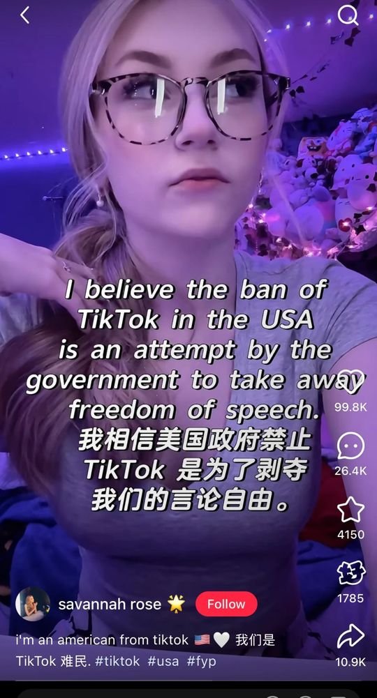 alric_lee's tweet photo. TikTokを禁止する法令が1月19日にアメリカで施行されるのを受けて、多くのアメリカ人が「小紅書」に登録しているらしい。その結果、アメリカ人ユーザーが急増し、1月15日時点でAppleのApp Storeランキングでは「小紅書」が1位、「Lemon8」が2位になったそうだ。ロイターによると、「小紅書」はたった2日間で70万人以上の新規ユーザーを獲得したらしい。中国のユーザーたちは、突然アメリカ人が増えたことに驚いているみたい。

アメリカから「小紅書」に来たSavannah Roseさんは、TikTokの禁止はアメリカ政府が言論の自由を奪おうとしているからだと話している。中国についてもっと知りたいとも言っていて、「中国の人たちに迷惑をかけたくない」とも語ったそうだ。彼女の投稿には、政治や宗教、薬物といった話題は避けるようにとか、「一つの中国政策」を守るべきだというコメントが集まっていて、中国の文化やルールに対するアドバイスが多く見られる。

古い民主主義と政治的コミュニケーションはアルゴリズムに敗れつつある。民主主義社会で左派と右派が争う中、テクノロジーが徐々にシステムを支配し始めている。AIとアルゴリズムの時代において、私たちはコミュニケーションと議論の方法を改革しなければならない。