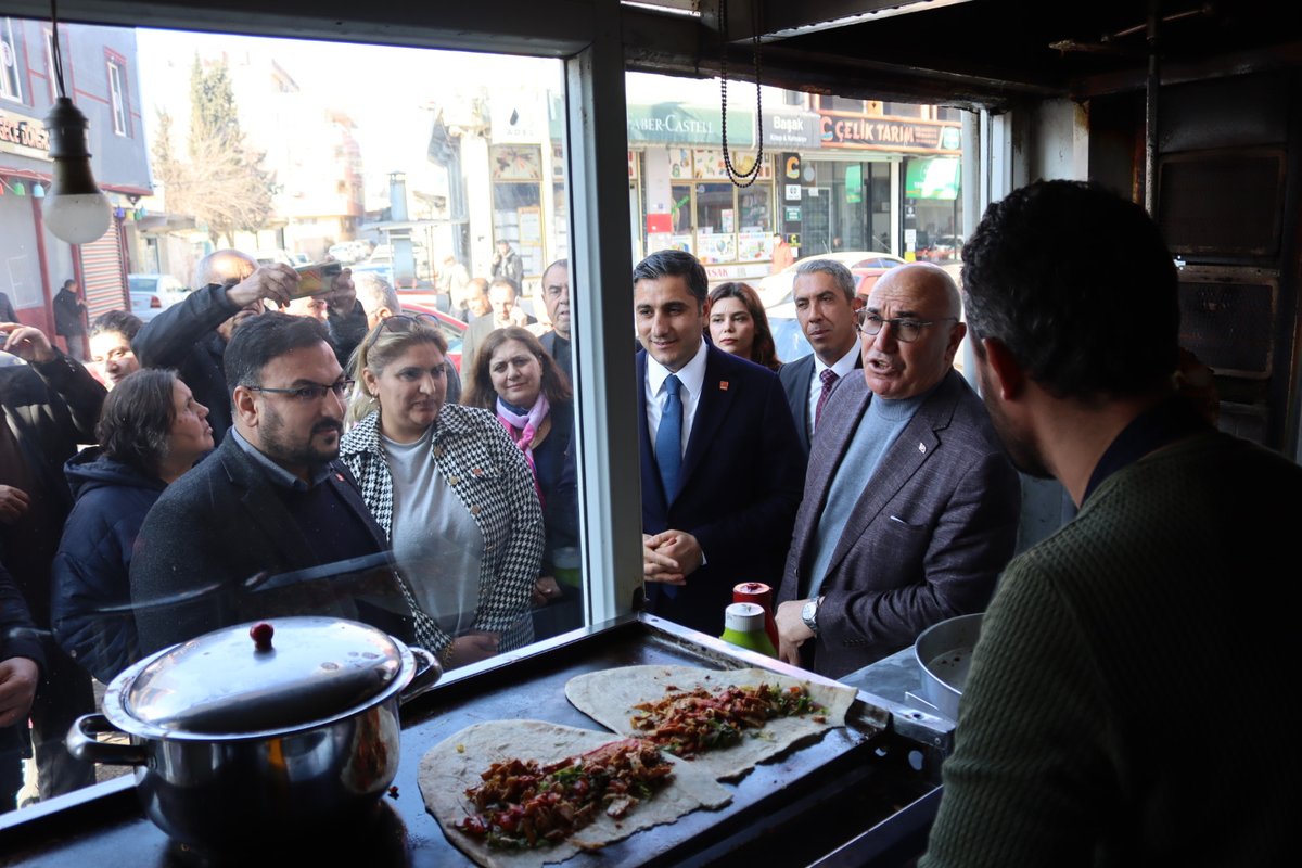 karadagferhatt's tweet photo. Milletvekilimiz Sayın Mahmut Tanal, İl yöneticilerimiz, il kadın - gençlik kolları, İlçe başkanları, İlçe gençlik- kadın kolları ve partililerimizle Ceylanpınar İlçesi çarşı esnafımızı ziyaret edip, esnafın sorunlarını dinledik, esnafımızla birlikte Akp Hükümetine "KIRMIZI KART" gösterdik.

#sanlıurfa #Ceylanpınar 

@herkesicinCHP @eczozgurozel @MTanal @cagraYusufCHP
