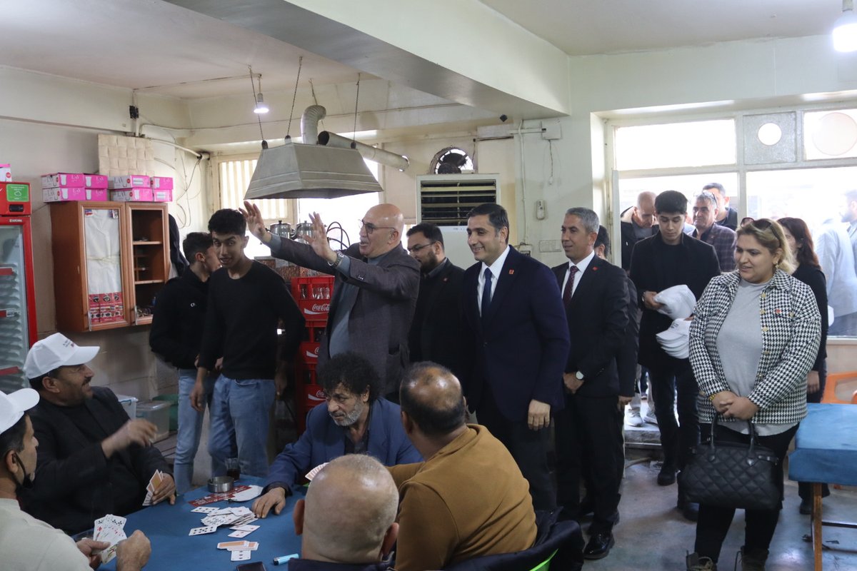 karadagferhatt's tweet photo. Milletvekilimiz Sayın Mahmut Tanal, İl yöneticilerimiz, il kadın - gençlik kolları, İlçe başkanları, İlçe gençlik- kadın kolları ve partililerimizle Ceylanpınar İlçesi çarşı esnafımızı ziyaret edip, esnafın sorunlarını dinledik, esnafımızla birlikte Akp Hükümetine "KIRMIZI KART" gösterdik.

#sanlıurfa #Ceylanpınar 

@herkesicinCHP @eczozgurozel @MTanal @cagraYusufCHP